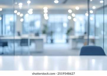 Fundo turvo do escritório moderno com paredes de vidro e uma mesa no primeiro plano.