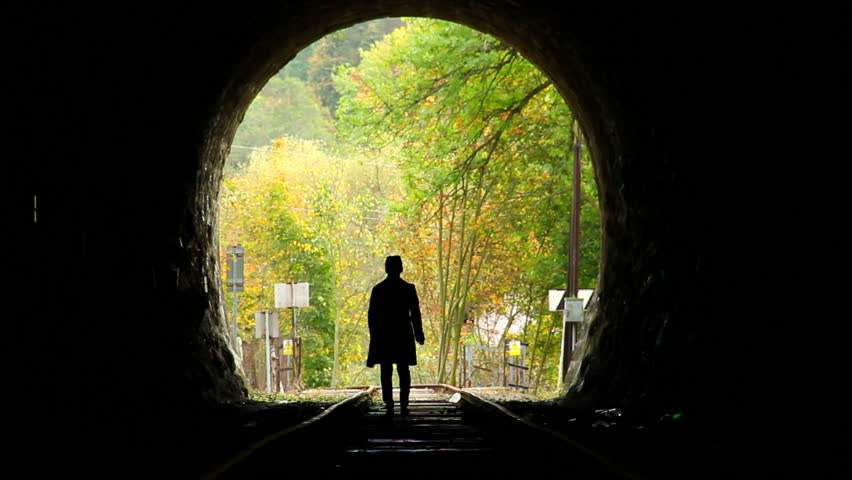 Out of dark. Силуэт уходящей рыжеволосой женщины в тоннель. Тоннель из леса и люди. Женщина уходит в тоннель. Женщина тоннель выход.